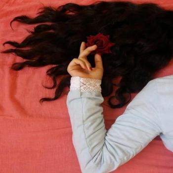 عکس پروفایل دختر با موهای افشان و گلسر قرمز