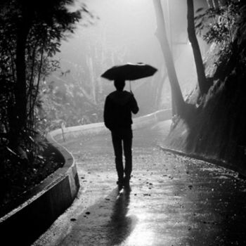 عکس پروفایل پسرونه غمگین تنها با چتر زیر بارون